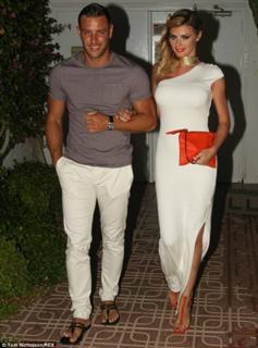 Chloe Sims feet photo thumbnail