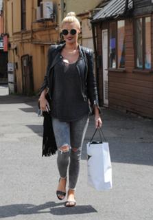 Chloe Sims feet photo thumbnail