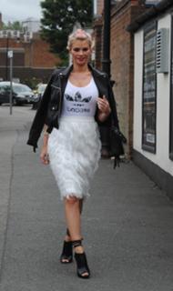 Chloe Sims feet photo thumbnail