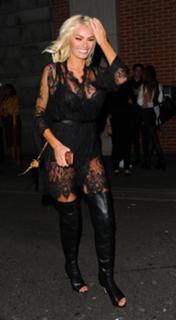 Chloe Sims feet photo thumbnail