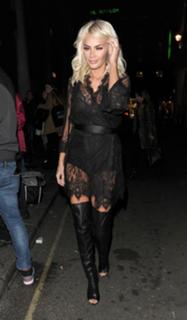 Chloe Sims feet photo thumbnail