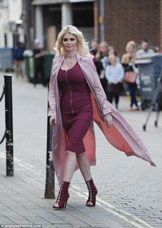 Chloe Sims feet photo thumbnail