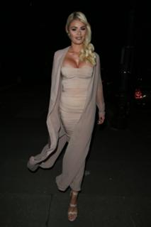 Chloe Sims feet photo thumbnail