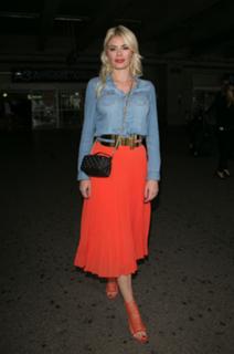 Chloe Sims feet photo thumbnail