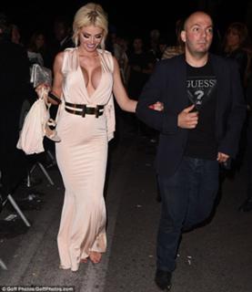 Chloe Sims feet photo thumbnail