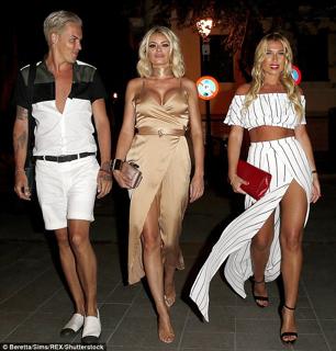 Chloe Sims feet photo thumbnail