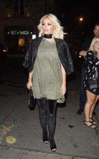Chloe Sims feet photo thumbnail