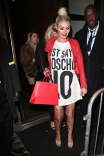 Chloe Sims feet photo thumbnail