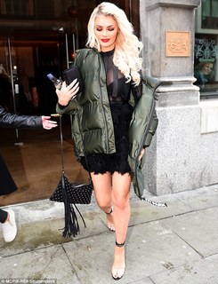 Chloe Sims feet photo thumbnail