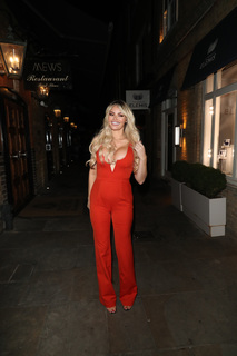Chloe Sims feet photo thumbnail