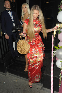 Chloe Sims feet photo thumbnail