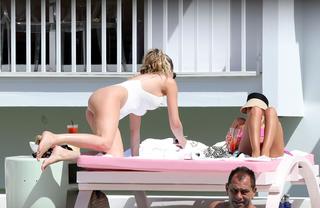 Chloe Sims feet photo thumbnail