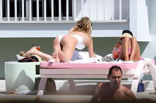 Chloe Sims feet photo thumbnail