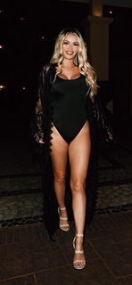 Chloe Sims feet photo thumbnail