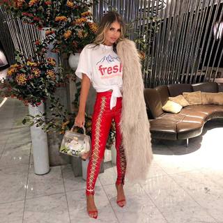 Chloe Sims feet photo thumbnail