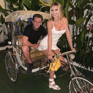 Chloe Sims feet photo thumbnail