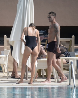 Chloe Sims feet photo thumbnail