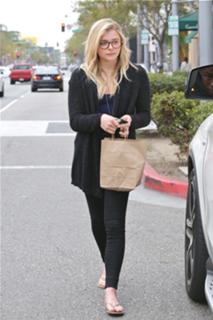 Chloë Grace Moretz feet photo thumbnail