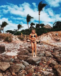 Chloë Grace Moretz feet photo thumbnail
