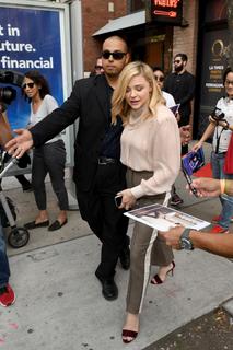 Chloë Grace Moretz feet photo thumbnail