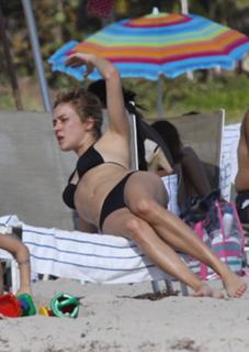 Chloë Sevigny feet photo thumbnail