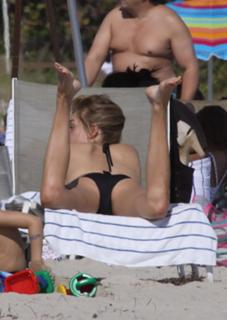 Chloë Sevigny feet photo thumbnail