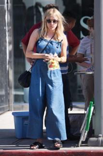 Chloë Sevigny feet photo thumbnail