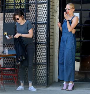 Chloë Sevigny feet photo thumbnail