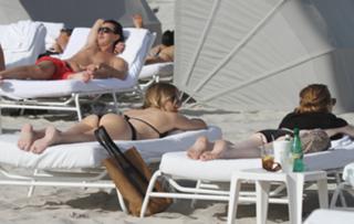 Chloë Sevigny feet photo thumbnail
