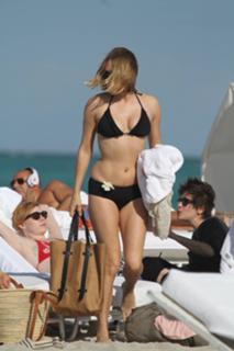 Chloë Sevigny feet photo thumbnail