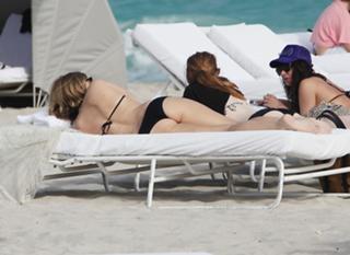 Chloë Sevigny feet photo thumbnail