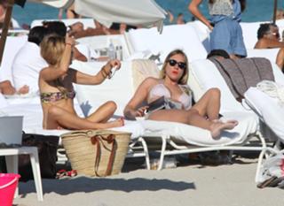 Chloë Sevigny feet photo thumbnail