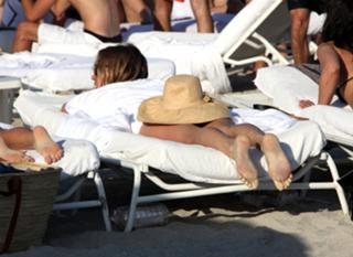 Chloë Sevigny feet photo thumbnail