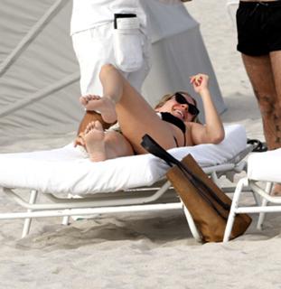 Chloë Sevigny feet photo thumbnail