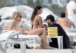 Chloë Sevigny feet photo thumbnail
