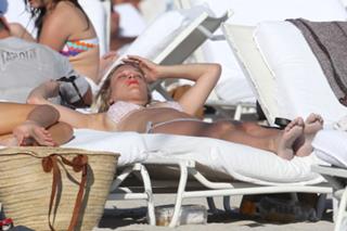 Chloë Sevigny feet photo thumbnail