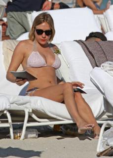 Chloë Sevigny feet photo thumbnail