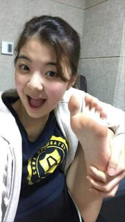 Choi Ji-su feet photo 9
