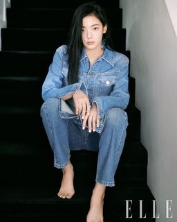Choi Ji-su feet photo 14