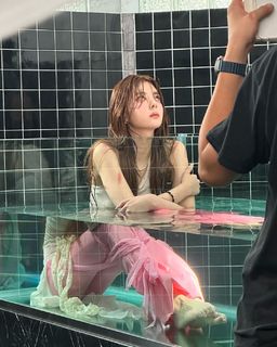 Choi Ji-su feet photo 11