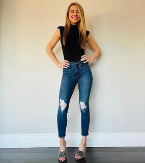 Chrishell Stause feet photo thumbnail