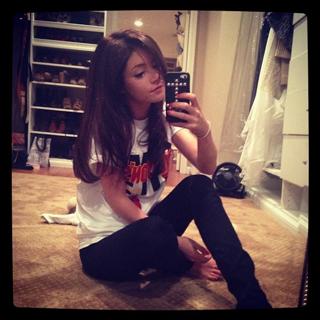 Chrissy Costanza feet photo thumbnail