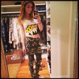 Chrissy Costanza feet photo thumbnail
