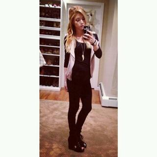 Chrissy Costanza feet photo thumbnail