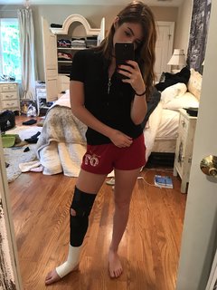 Chrissy Costanza feet photo thumbnail