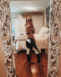 Chrissy Costanza feet photo thumbnail