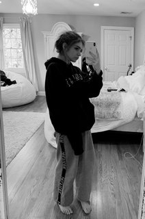 Chrissy Costanza feet photo thumbnail