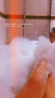 Chrissy Costanza feet photo thumbnail
