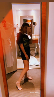 Chrissy Costanza feet photo thumbnail