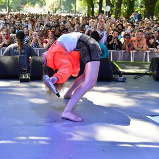 Chrissy Costanza feet photo thumbnail